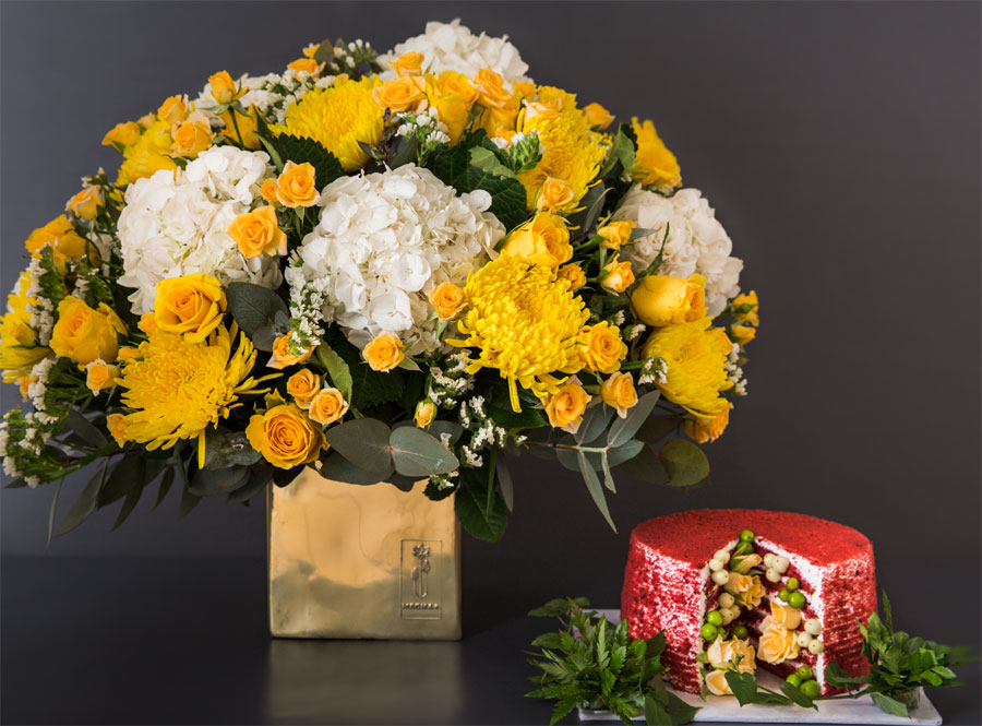 Realistic handcrafted sugar flowers for luxury cake décor